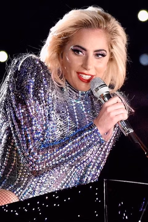 12. Màu đỏ sáng: Trong show diễn Super Bowl Halftime, Lady Gaga đã sử dụng tone màu đỏ sáng để biểu diễn. Màu này thích hợp cho những đêm tiệc ngoài trời hoặc trước ánh đèn flash. Vì sắc đỏ này dễ dàng bắt sáng và khiến bạn nổi bật giữa đám đông.