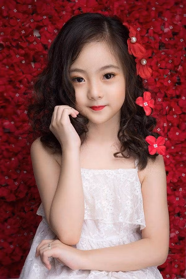 Chính vẻ xinh xắn nhưng gương mặt có chút huyền bí của bé gái trong ảnh đã gây tò mò cho rất nhiều cho người xem. Nhiều người cho rằng, bé gái này không phải là người Việt mà là bé gái ngoại quốc, rất có thể là đến từ xứ sở sắc đẹp - Hàn Quốc.