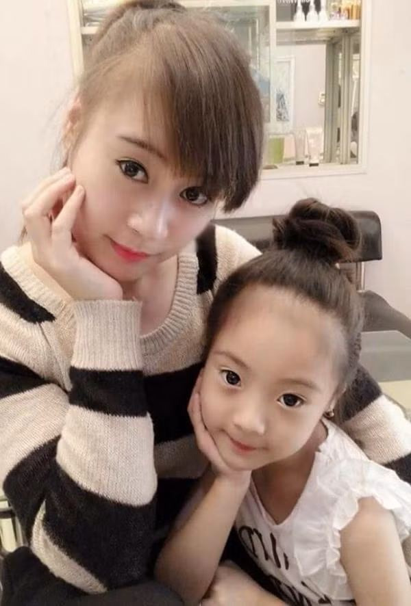 Sau khi danh tính và mọi thông tin về bé gái này được hé lộ đã giúp giảm bớt sự tò mò của một vài người nhưng số khác càng tỏ ra bất ngờ hơn nữa. Bé gái này thực chất chính là một bé gái người Việt Nam có một cái tên vô cùng dễ thương Vi Hoàng Bảo Vy, sinh năm 2009 và chuẩn bị bước vào lớp 3. Vy hiện đang sinh sống cùng bố mẹ ở Hai Bà Trưng, Hà Nội. Và quả thực khi nhìn hình ảnh mẹ Bảo Vy mới hiểu được lý do vì sao bé gái này lại xinh đến vậy.