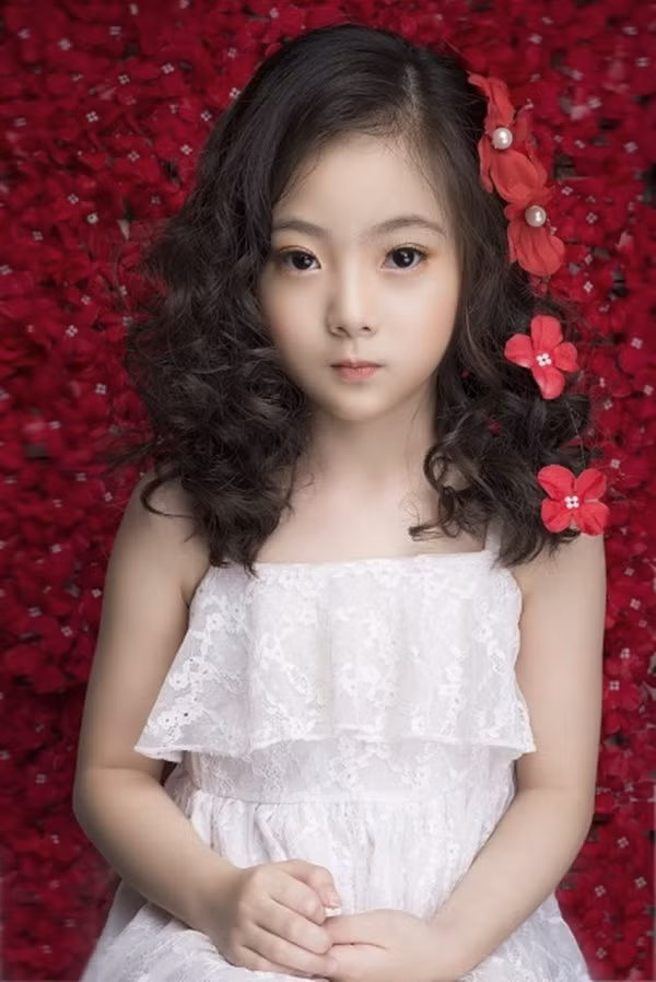 Danh tinh cua be gai "khong cuoi nhung cuon hut la thuong"