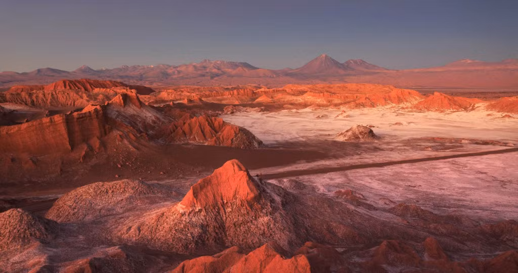 Nếu từng mơ ước đặt chân lên mặt trăng,chuyến viếng thăm Thung lũng Mặt trăng của Chilê có thể làm bạn cảm thấy giấc mơ như đã trở thành hiện thực. Thung lũng Valle de la Luna nằm trên sa mạc Atacama, những đỉnh đồi, núi nhấp nhô bị xói mòn bởi gió mưa thời gian, cùng các dòng sông khô cạn, tạo cho thung lũng này cảnh tượng chẳng khác nào bề mặt của mặt trăng. Ảnh: Chile.Travel.