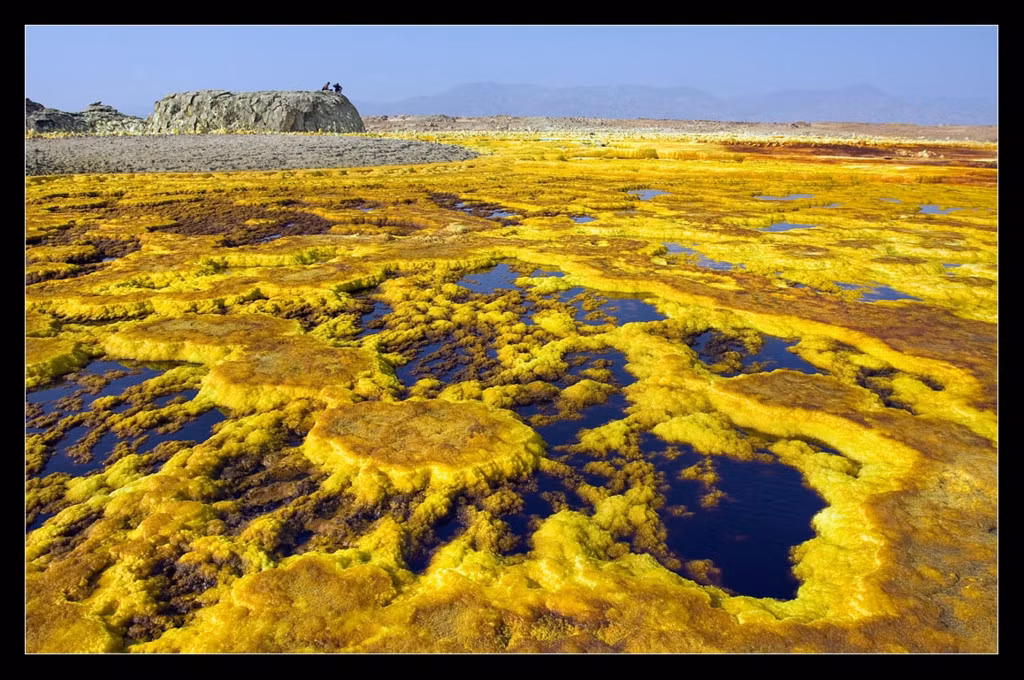 Dallol Volcano nằm ở sa mạc Danokil, Đông Bắc của Ethiopia, là một trong những địa điểm nóng nhất trên Trái đất với nhiệt độ trung bình ở mức 35 độ C. Sự kết hợp của suối nước nóng có chứa axit, lưu huỳnh, magma, muối tạo nên khung cảnh màu vàng cam lạ mắt. Địa danh kỳ lạ này là khu vực nguy hiểm vì chứa nhiều khói độc, an ninh không được đảm bảo, giao thông khó khăn nhưng mỗi năm vẫn có hàng nghìn du khách đến thăm. Ảnh: Oddcities.com.
