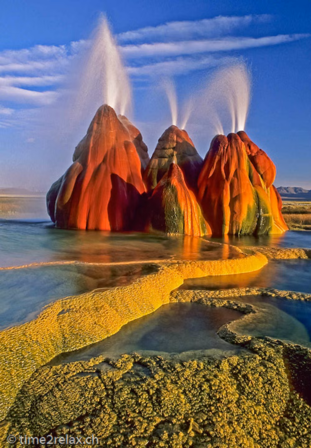 Đài phun nước Fly Geyser nằm ở một trang trại tư nhân tại Nevada, Mỹ. Nơi này được phát hiện một cách tình cờ khi chủ trang trại khoan giếng để lấy nước. Màu sắc sặc sỡ của đài phun nước được hình thành nhờ chất khoáng, nhiệt độ nóng và các loài tảo. Ảnh: Time2relax.ch.