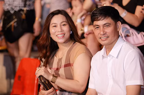 Nhiều trang sức, phụ kiện đắt tiền được mẹ Sơn Tùng đeo trên người khi đi sự kiện cùng ông xã và con trai.