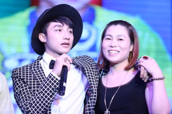 Được biết, chị Bình từng công tác tại đoàn chèo Thái Bình và chị có thể chơi guitar.