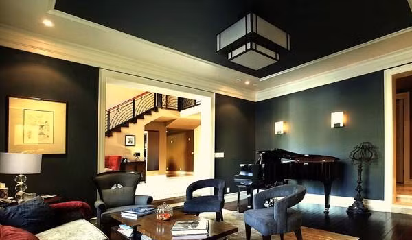 5. Sơn màu tối cho căn phòng có trần thấp Màu sơn tối có thể tạo điểm nhấn hoặc giúp căn phòng trông sang trọng hơn. Tuy nhiên, màu sơn này sẽ là tối kỵ đối với những căn phòng có trần thấp. Bởi màu sơn u tối sẽ khiến căn phòng này trở nên tù túng, chật hẹp và cảm giác ngột thở hơn. Vì thế tốt nhất bạn nên chọn màu sơn sáng hoặc trung tính cho trần nhà. Các loại ghế hay sofa nên chọn loại có chân cao và thiết kế thanh thoát.