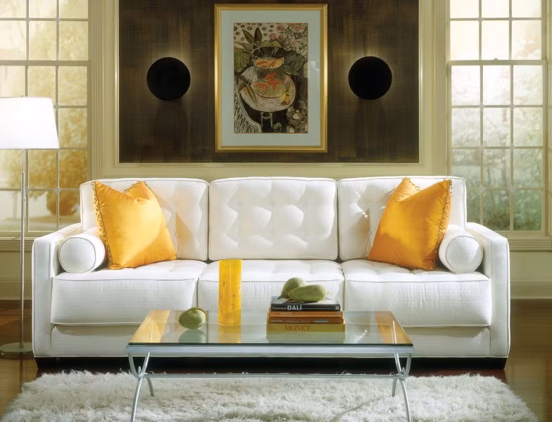 4. Chọn sai kích thước sofa Nhiều người thường lựa chọn sofa theo cảm tính mà không hề có sự tính toán hợp lý về kích thước. Điều đó có thể khiến căn phòng khách của nhà bạn trở nên bất hợp lý. Nếu sofa quá lớn so với diện tích phòng sẽ khiến phòng khách trở nên chật chội, trong khi sofa quá nhỏ lại lọt thỏm ở giữa phòng.