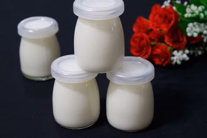 Sữa chua sau khi ủ xong thì đem cất tủ lạnh bảo quản ăn dần trong vài ngày.