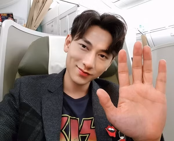 Sở hữu diện mạo lạnh lùng đúng chuẩn soái ca, Isaac cũng có lúc “đột phá” hình tượng với màu son đậm như con gái. Tuy nhiên, không hề bị “nữ tính hóa”, Isaac trông càng bảnh bao, lịch lãm hơn khi thử nghiệm trang điểm hơi hướng idol Hàn Quốc như thế này.