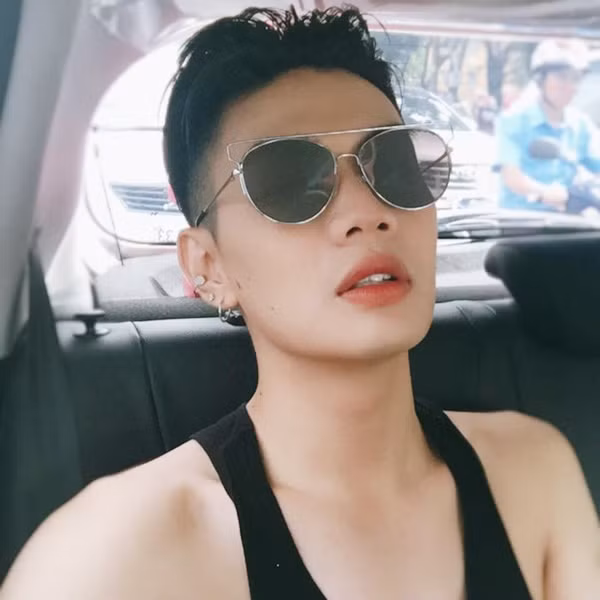 Hiếm có sao nam nào “chịu chơi”, thường xuyên chọn son màu nổi như Đào Bá Lộc. Nam ca sĩ còn sở hữu bộ sưu tập son lì cực “khủng”, khiến phái đẹp ráo riết “truy lùng”. Không thể phủ nhận, chính cách đánh son style nữ tính đã giúp Đào Bá Lộc tăng vẻ thu hút đáng kể.