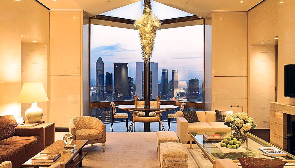 Phòng Ty Warner Penthouse, khách sạn Four Seasons, New York, Mỹ: Phòng Ty Warner có giá khởi điểm là 50.000 USD (1,1 tỷ đồng) một đêm, cho du khách ngắm nhìn toàn cảnh Manhattan từ 4 ban công ốp kính. Ảnh: Robb Report.