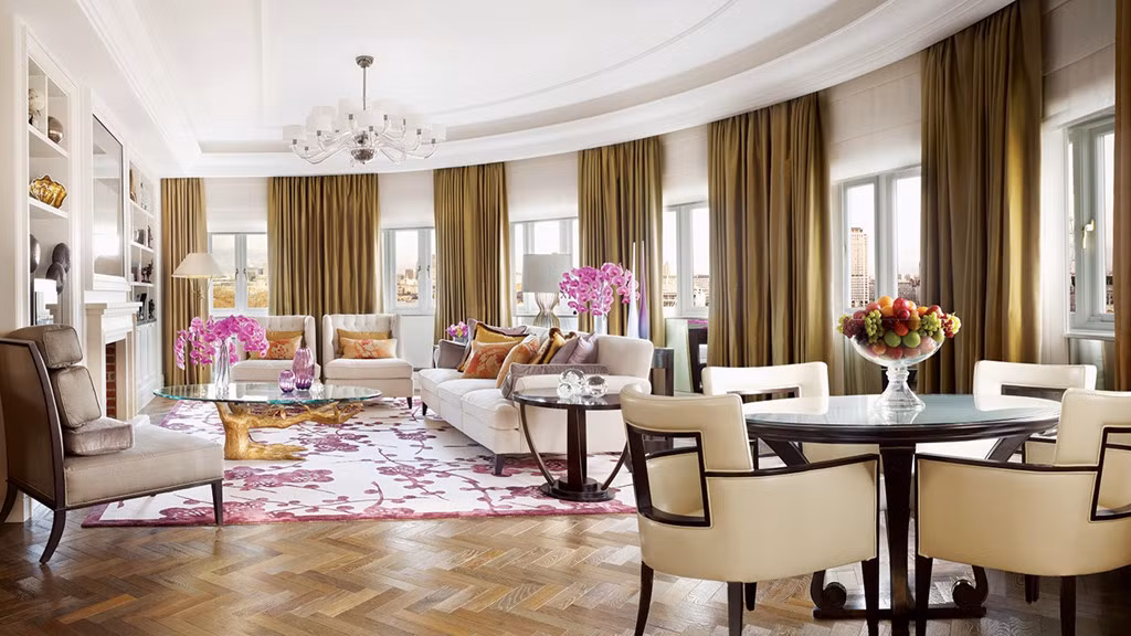 Phòng Penthouse, khách sạn Grand Hyatt Cannes, Pháp: Đây là căn phòng được ưa chuộng trong Liên hoan phim Cannes. Với giá 41.000 USD (930 triệu đồng) một đêm, phòng suite rộng 1.670 m này có phần hiên khổng lồ nhìn xuống đại lộ Croisette, vịnh biển và bãi biển riêng của khách sạn. Ảnh: Grand Hyatt Cannes.