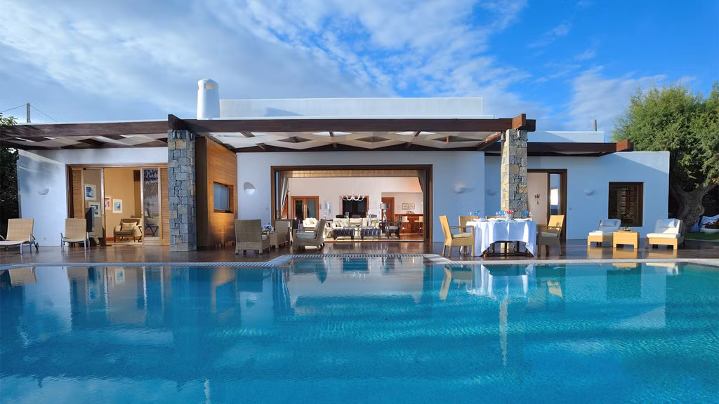 Biệt thự Royal Villa, khu nghỉ dưỡng Grand Lagonissi, Athens, Hy Lạp: Biệt thự này có 3 phòng suite, 2 bể bơi (trong nhà và ngoài trời), vườn riêng, bãi biển riêng, phòng massage, gym. Phòng có đội ngũ nhân viên đông đảo (đầu bếp, HLV riêng, quản gia, người chơi piano), dịch vụ limo và trực thăng. Tuy nhiên, để ở đây, bạn phải chi khoảng 50.000 USD (1,1 tỷ đồng) một đêm. Ảnh: The Wayfarer Story.