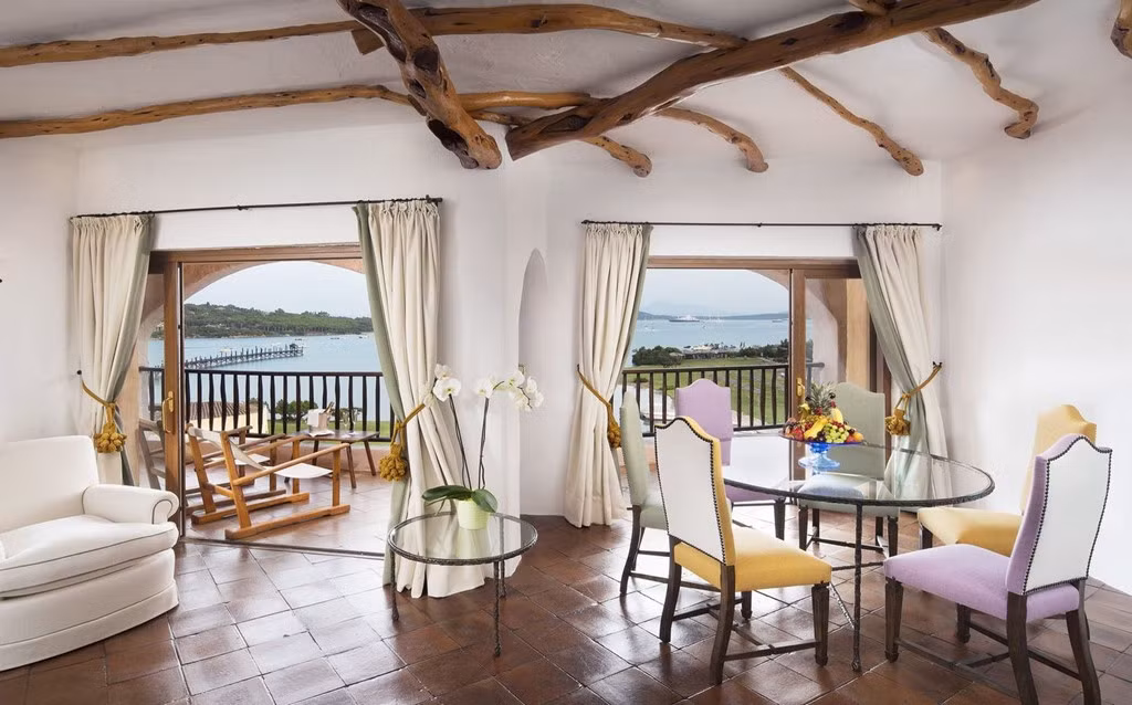 Phòng Penthouse, khách sạn Cala di Volpe, Sardinia, Italy: Với giá 41.177 USD (935 triệu đồng), căn phòng sang trọng ở nóc khách sạn Cala di Volpe có 3 phòng ngủ, bể bơi, hầm rượu và sân thượng riêng nhìn ra bờ biển. Ảnh: Hotel Cala di Volpe.
