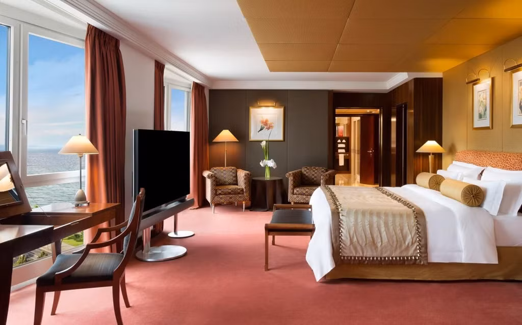 Trải rộng toàn bộ tầng thượng khách sạn, phòng suite này có 12 phòng ngủ, 12 nhà tắm lát cẩm thạch và một hiên rộng. Căn phòng dành cho giới siêu giàu này đón tiếp nhiều vị khách nổi tiếng, trong đó có Bill Clinton và Bill Gates. Ảnh: Hotelpresidentwilson.