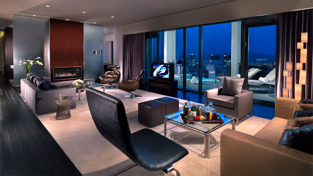 Biệt thự Sky Villa, khu nghỉ dưỡng Palms Casino, Las Vegas, Mỹ: Bạn sẽ phải trả giá khá cao cho một đêm nghỉ tại biệt thự 2 tầng rộng hơn 800 m2 này: khoảng 35.000 USD (795 triệu đồng) cho dịp cuối tuần. Sky Villa có thang máy ốp kính riêng, bể bơi kính, phòng massage và tập thể hình, cùng dịch vụ 24/7. Ảnh: Palms Casino Resort.