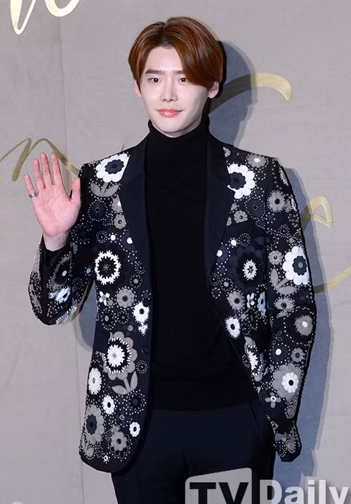 Lee Jong Suk mất điểm với gương mặt trắng bệch cùng đôi môi tô điểm bằng son bóng tông hồng.