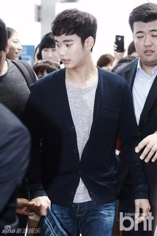 Nam diễn viên Kim Soo Hyun bị netizen Hàn phát hiện trang điểm đậm khi xuất hiện tại sân bay. Dù sở hữu làn da trắng mịn, nhưng những sao nam Hàn Quốc cũng có lúc phải sử dụng công nghệ make-up để tăng thêm phần tự tin trước công chúng.
