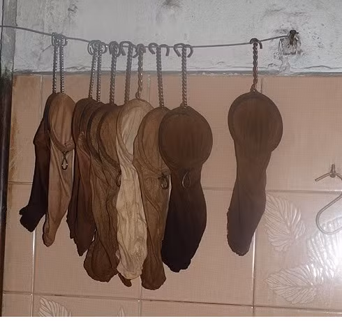 Tuy nhiên ở Trung Quốc đại lục, món “trà tất giấy” lại bị biến thể hoàn toàn khác biệt. Các cô gái xinh đẹp sẽ đi tất giấy, rót trà đã pha lên chân. Sau đó, họ dùng chân nhỏ từng giọt trà xuống ấm đựng Khi ấm đã đầy, họ rót trà ra chén rồi đặt chén lên mu bàn chân để dâng mời thực khách. Đôi lúc để trà không bị nguội, họ còn dùng chân đậy nắp chén trà. Các động tác lạ khiến thực khách nhìn không rời mắt.