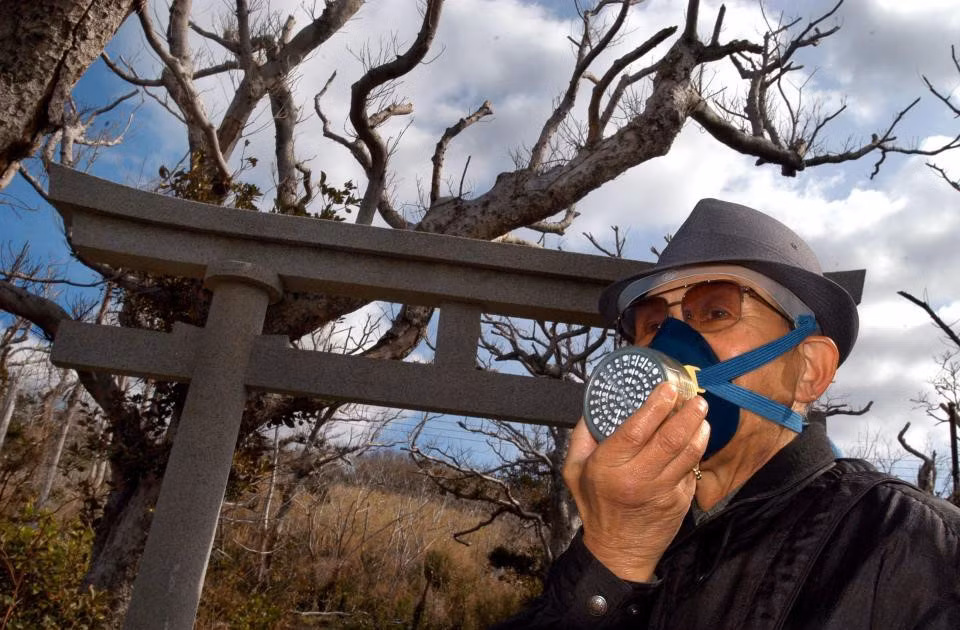 Đảo mặt nạ gas: Cư dân trên đảo Miyake-jima luôn phải đem theo mặt nạ phòng khí gas bên mình, do núi lửa Oyma phun ra khí độc. Khi mức lưu huỳnh trong không khí tăng cao, chuông báo động sẽ vang lên để cư dân đeo mặt nạ. Ảnh: The Sun.