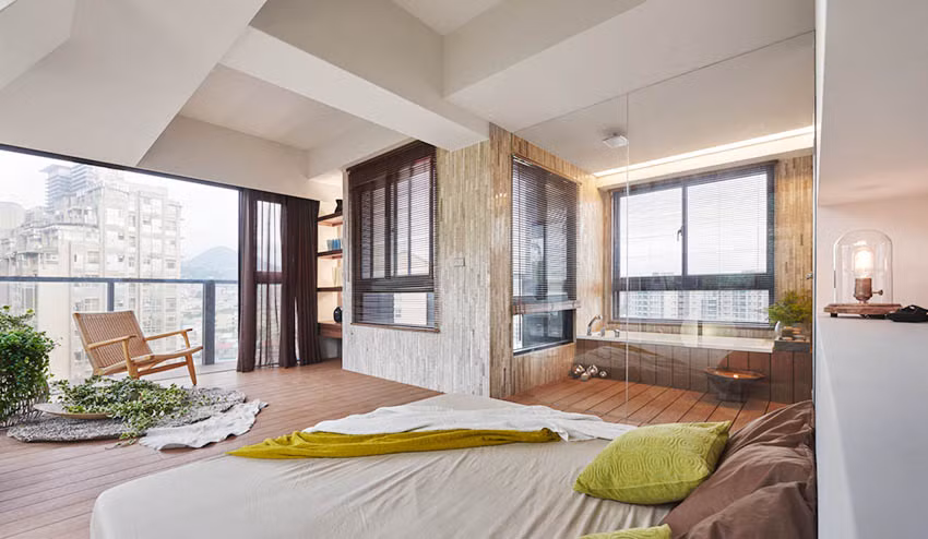 Bên trong phòng ngủ thiết kế một nhà tắm nhỏ cũng được ngăn cách bằng những tấm kính chịu lực loại lớn, thay thế cho tường tạo ra không gian kết nối và thông thoáng hoàn toàn.