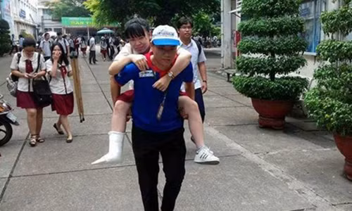 Xuc dong, tinh nguyen vien cong nu sinh gay chan leo cau thang