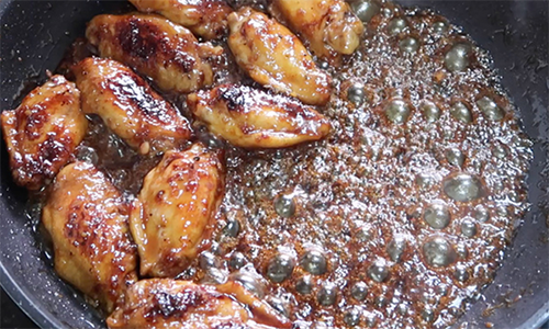 Sugianti khi đó đang chiên gà, vì quá tức giận nên đã đổ dầu nóng lên người con trai của chủ nhà. (Ảnh minh họa: Internet)