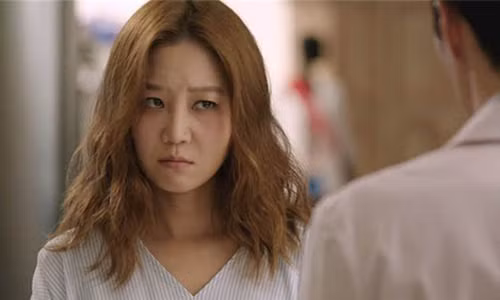 Dem tan hon, chong ngoi than tho nhin vo