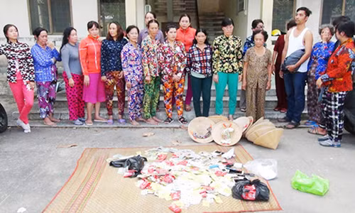 Bat soi bac gom 17 phu nu voi 2 nguoi dan ong