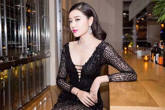 Đầu năm 2016, khi đi dự sự kiện với vai trò đại sứ, Á hậu lập tức thu hút mọi chú ý bởi bộ trang sức gồm khuyên tai và vòng đeo cổ đẹp tinh tế trị giá 2 tỷ đồng.