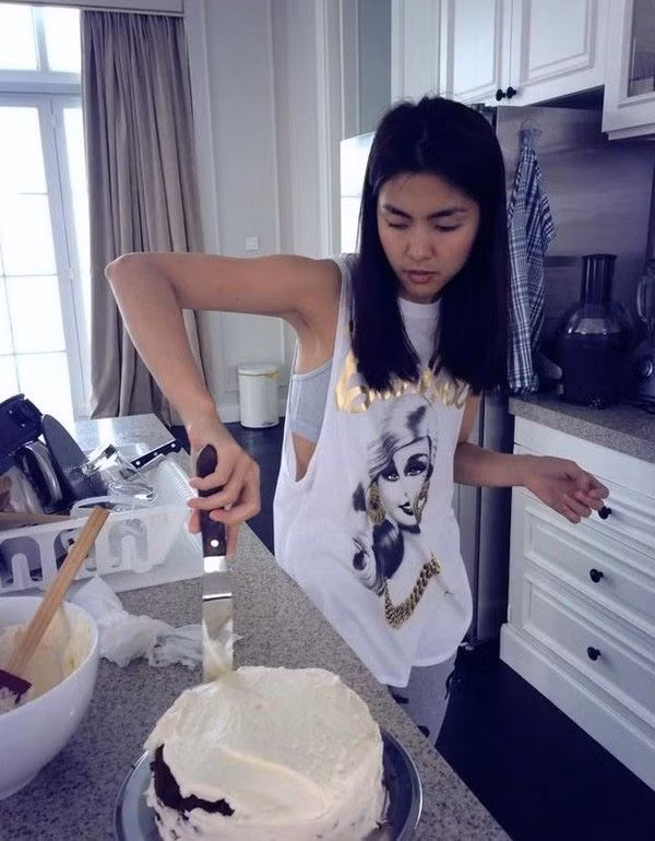 Tăng Thanh Hà được biết đến là một người đẹp rất thích nấu nướng. Biết sở thích này của cô, Louis Nguyễn đã dành tặng cô món quà đặc biệt đón tuổi mới, dù không phải là món quà đắt tiền nhưng cũng khiến nữ diễn viên bất ngờ.