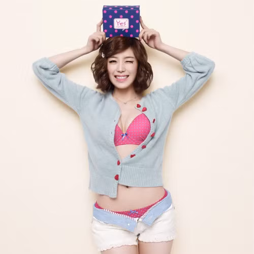 Được mệnh danh là nữ thần tượng sở hữu thân hình đẹp nhất Kpop, Hyosung (nhóm Secret) không ngần ngại khoe ba vòng gợi cảm.