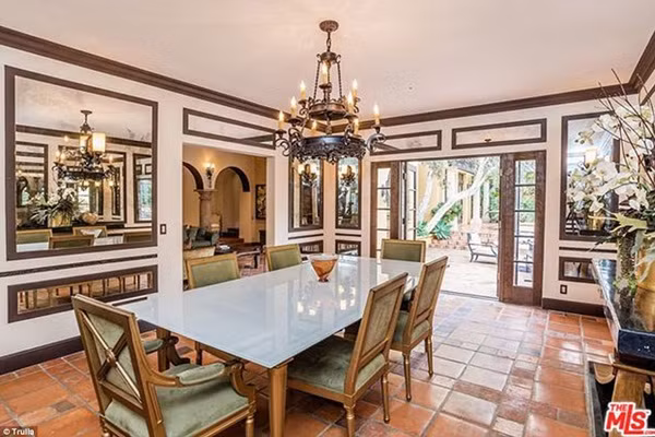 Phòng ăn sáng sủa, ấm cúng, hướng thẳng ra sân vườn.