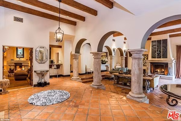 Không gian được thiết kế theo phong cách Tây Ban Nha, với những chiếc cột trụ và nhiều đèn chiếu rọi.