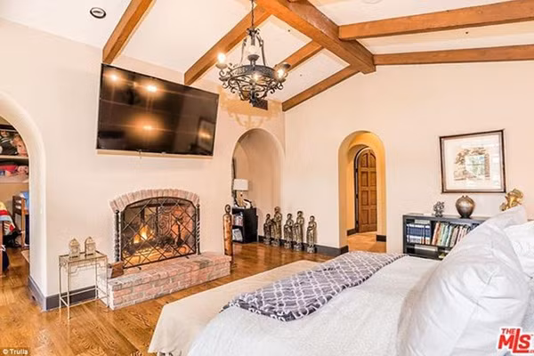 Căn biệt thự của Kendall Jenner có 5 phòng ngủ, trong đó có 1 phòng ngủ chính vô cùng sang chảnh.