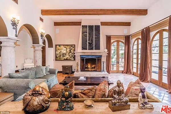 Phòng khách được thiết kế nhiều cửa sổ để đón ánh nắng tự nhiên. Lò sưởi được trang bị để giữ ấm cho chủ nhân và khách ghé thăm nhà.