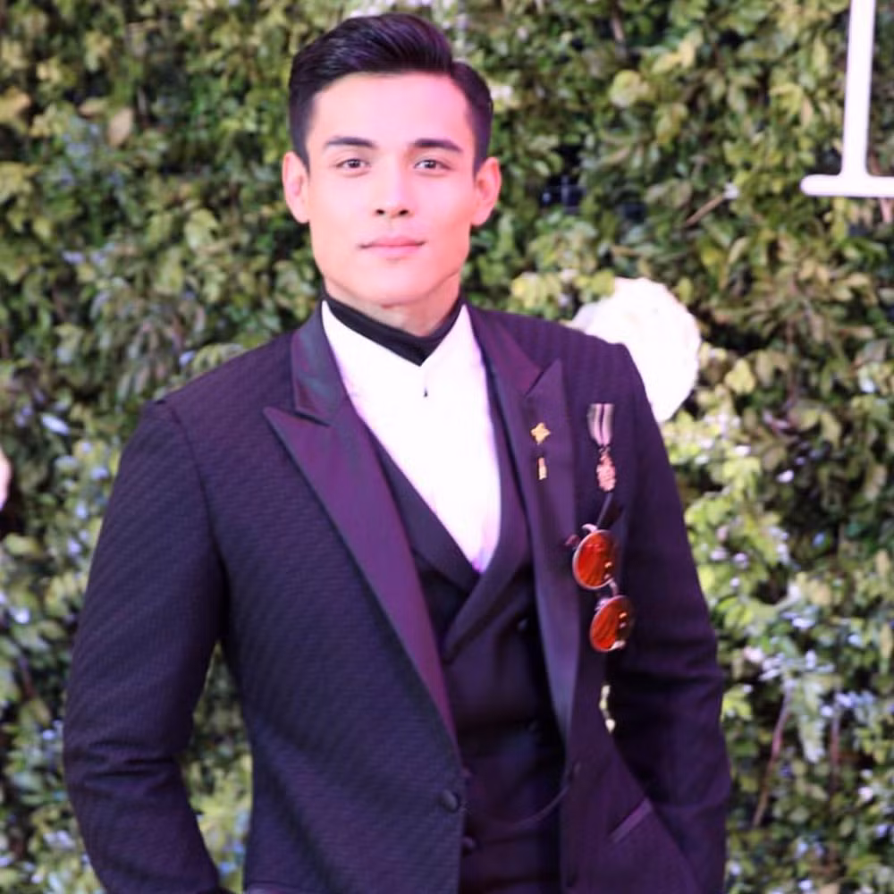 Từ thời thơ bé, Xian Lim đã thể hiện niềm yêu thích với âm nhạc. Anh chơi được các loại nhạc cụ piano, trombone, saxophone và guitar, sau này từng tham gia một ban nhạc giao hưởng.