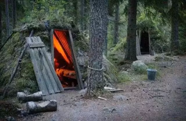 Các gian phòng được xây bằng gỗ theo kết cấu kim tự tháp, bên ngoài phủ kín bùn đất, cây cỏ mọc um tùm bên trên. Nếu chỉ nhìn từ xa, ít ai có thể định vị được khách sạn trong khu rừng.