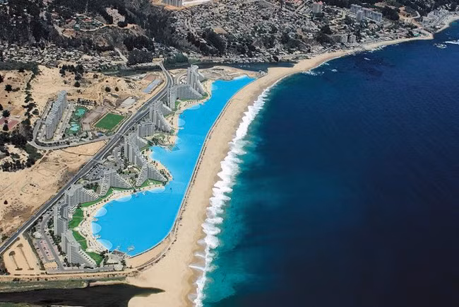 2. San Alfonso del Mar, Chile Nằm ở phía nam thành phố Valparaiso, bể bơi dài 1.000 m trong khu nghỉ dưỡng San Alfonso del Mar là bể bơi lớn nhất thế giới. Cấu trúc không lồ chứa đầy nước biển với diện tích bề mặt 9ha và điểm sâu nhất tới 3,3 m.