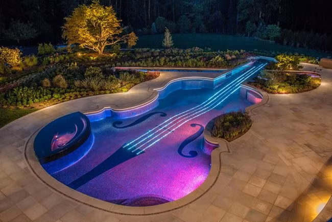 9. Bể bơi hình đàn Violin, Mỹ Bể bơi ở thành phố New York là điểm đến lý tưởng dành cho những người yêu âm nhạc. Được thiết kế bởi công ty ở bang New Jersey, bể bơi có hình giống chiếc đàn violin mang tên Stradivarius của một gia đình ở Italia.