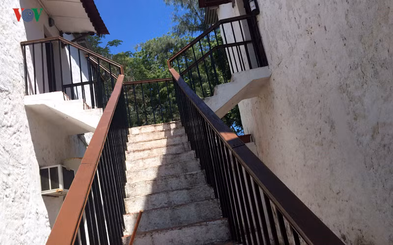 Cầu thang gỗ của khu nhà nghỉ dưỡng.