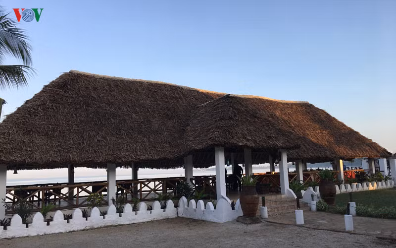 Cái tên Zanzibar gắn liền với hình ảnh những cô gái bẽn lẽn che khuôn mặt xinh đẹp bằng lớp mạng mỏng đứng nép bên góc cửa, cười khúc khích với nhau trong câu chuyện “Nghìn lẻ một đêm”. Bên cạnh đó, là câu chuyện về thành phố phồn hoa với những ngôi nhà đẹp hút hồn du khách.