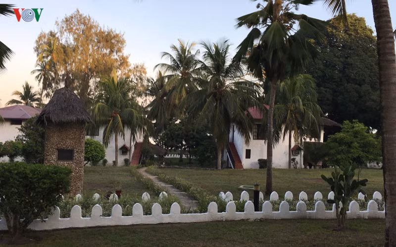 Những khu nhà nghỉ dưỡng được bao bọc bởi không gian xanh mát rất hút khách du lịch thập phương.