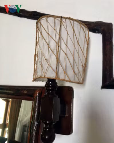 Trang trí trong phòng là những cây đèn tường khá độc đáo.