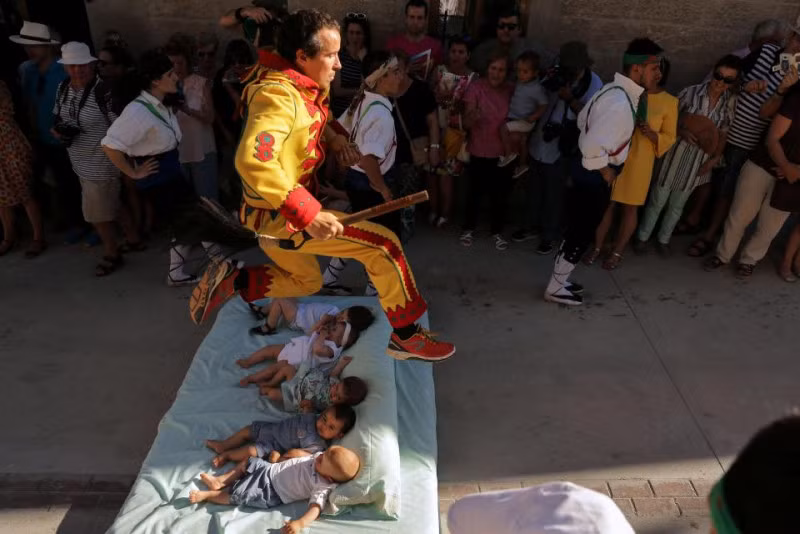 Ky la le rua toi cho tre bang cach nhay qua nguoi-Hinh-4