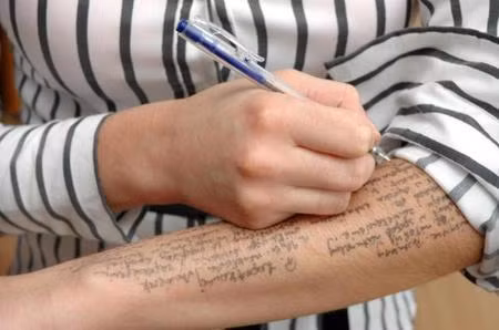 Không thể mặc váy nhưng các nam sinh cũng chẳng vì thế mà “bó tay”.