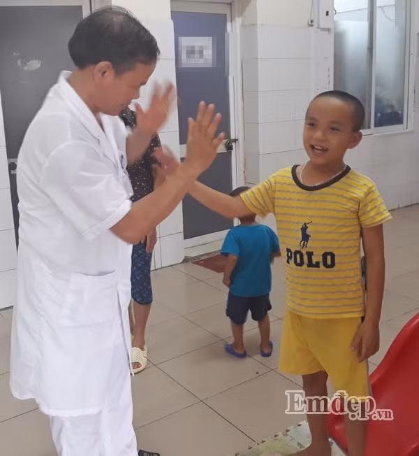 Hoi phuc ky dieu cua be trai duoi nuoc "mang an" song thuc vat-Hinh-2