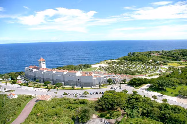 Nhưng không nhiều người biết đảo Okinawa còn là chiến địa của hầu hết các trận đánh trên mặt đất của chiến dịch Băng Sơn trong Thế chiến II. Trong trận chiến kéo dài 82 ngày ấy, khoảng 95.000 thành viên quân đội Nhật Bản và 12.510 lính Mỹ đã thiệt mạng.