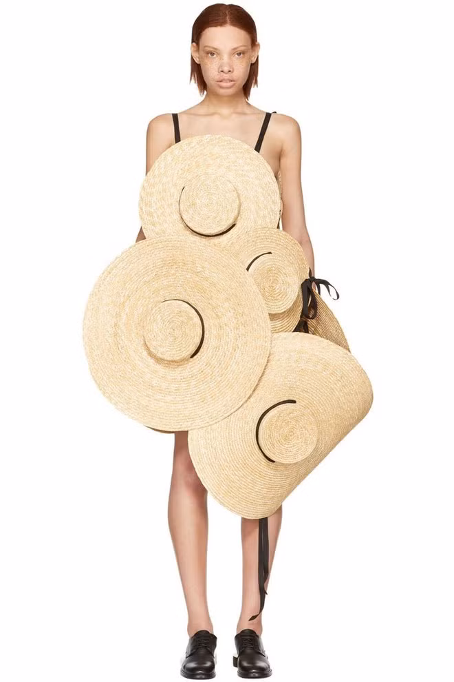 Thu hút mọi người bằng ý tưởng, chất liệu và kiểu dáng, nhưng không thể nào bỏ qua được những bất tiện chắc chắn sẽ gặp phải với chiếc váy này. Nên có lẽ đây sẽ là chiếc váy gây xôn xao không ít trong thời gian tới và không thể chắc chắn chúng sẽ được nhiều người lựa chọn.