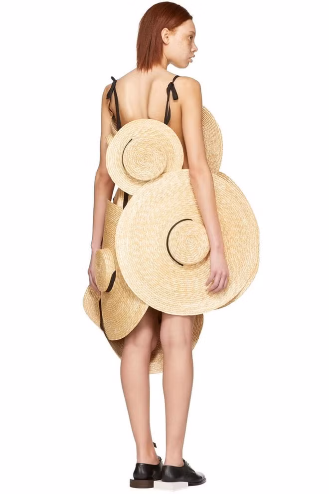 Với chiếc váy từ những chiếc mũ cói có kích thước khác nhau, nhà sản xuất đã hứa hẹn chúng sẽ không bị nhăn nhúm hay mất phom dáng, nhưng khi giá tiền của chiếc váy này được tiết lộ với giá trị lên đến 3.050 USD (hơn 69 triệu VND) lại bị "ném đá" thậm tệ.